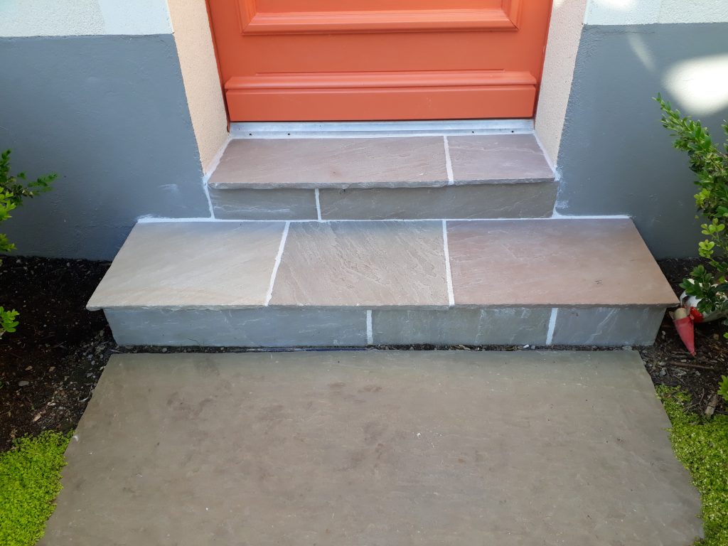 Habillage seuil de porte d’entrée – Cousu Main | Paysagiste Eco